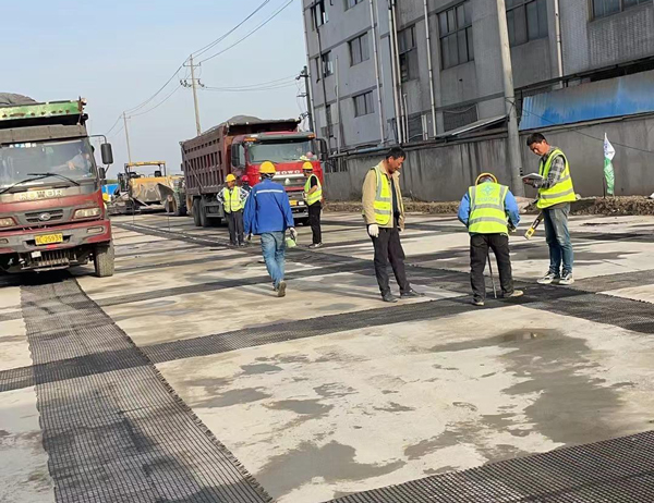 钦州老材料的新故事:玻璃纤维土工格栅如何在‘白改黑’浪潮中重获新生?